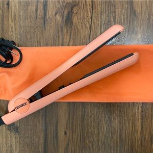 Brand New Amika Flatiron